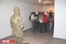 Человек в вулканической грязи, увядшие розы, разговор по душам - необычная выставка в Баку (фото)