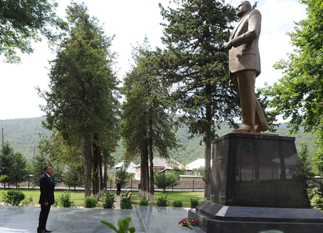 Президент Азербайджана Ильхам Алиев прибыл в Огузский район (ФОТО)
