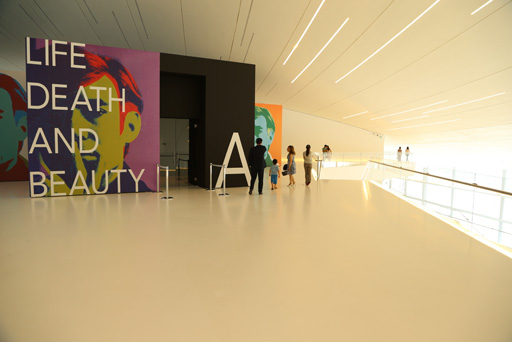 Светлые и темные лики Энди Уорхола (ФОТО)