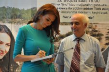 В Баку состоялась автограф-сессия книги Ганиры Пашаевой о древних регионах Турции (фото)