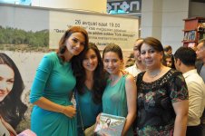 В Баку состоялась автограф-сессия книги Ганиры Пашаевой о древних регионах Турции (фото)