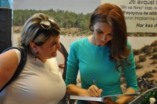 В Баку состоялась автограф-сессия книги Ганиры Пашаевой о древних регионах Турции (фото)