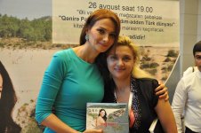 В Баку состоялась автограф-сессия книги Ганиры Пашаевой о древних регионах Турции (фото)