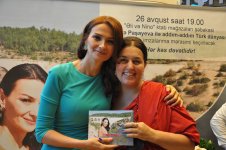 В Баку состоялась автограф-сессия книги Ганиры Пашаевой о древних регионах Турции (фото)