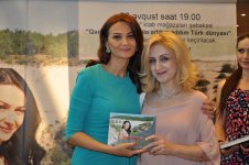 В Баку состоялась автограф-сессия книги Ганиры Пашаевой о древних регионах Турции (фото)
