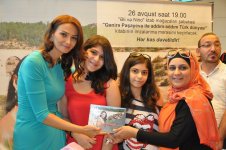 В Баку состоялась автограф-сессия книги Ганиры Пашаевой о древних регионах Турции (фото)
