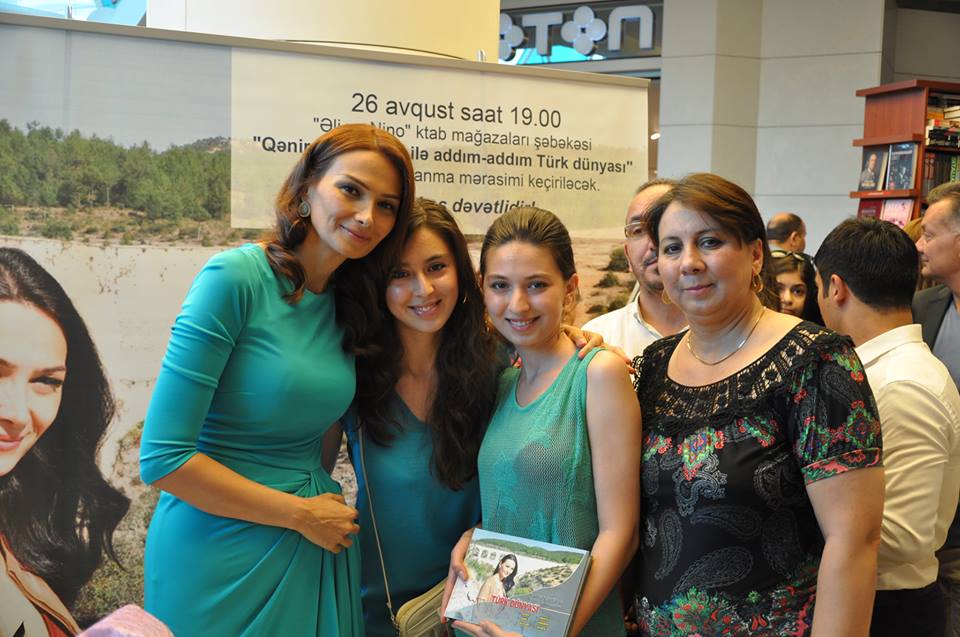 В Баку состоялась автограф-сессия книги Ганиры Пашаевой о древних регионах Турции (фото)