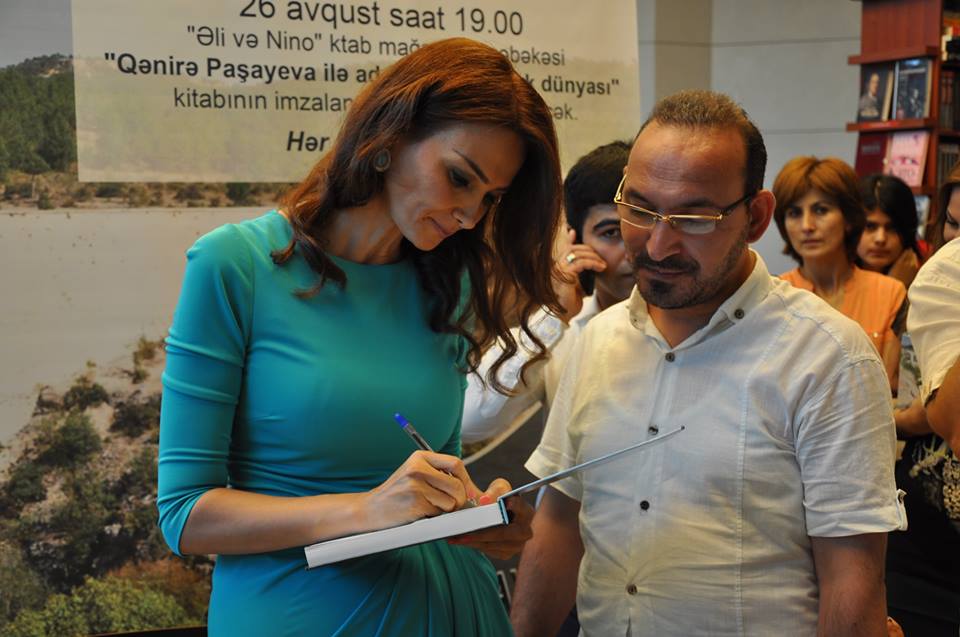 В Баку состоялась автограф-сессия книги Ганиры Пашаевой о древних регионах Турции (фото)