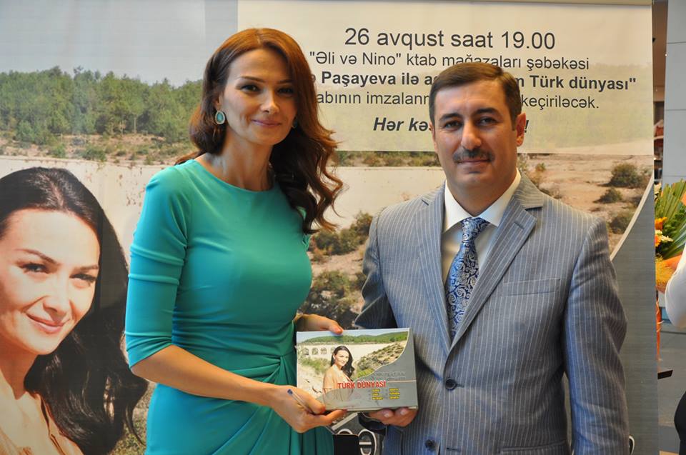 В Баку состоялась автограф-сессия книги Ганиры Пашаевой о древних регионах Турции (фото)