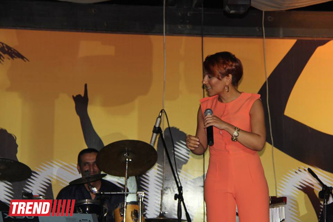 Тунзаля Агаева выступила с сольным концертом на побережье Каспийского моря (фото)