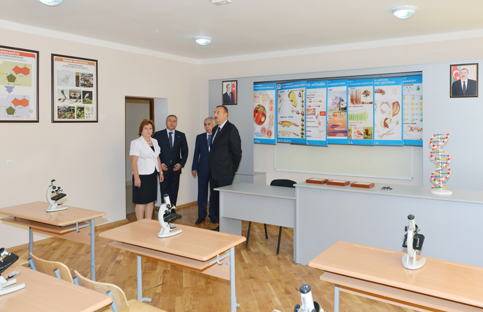 Президент Азербайджана ознакомился с состоянием двух школ в Баку после капремонта (ФОТО)