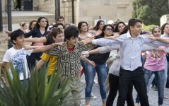 Тысяча молодых людей приняли участие в Баку в съемках клипа "Мой Президент" (ФОТО)