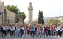 Тысяча молодых людей приняли участие в Баку в съемках клипа "Мой Президент" (ФОТО)