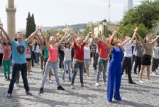 Тысяча молодых людей приняли участие в Баку в съемках клипа "Мой Президент" (ФОТО)