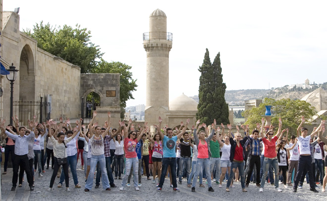 Тысяча молодых людей приняли участие в Баку в съемках клипа "Мой Президент" (ФОТО)