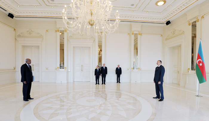 Президент Азербайджана принял верительные грамоты послов Судана и Великобритании (версия 2)