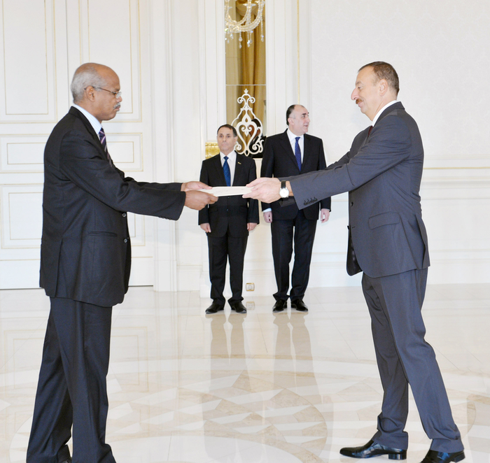 Президент Азербайджана принял верительные грамоты послов Судана и Великобритании (версия 2)