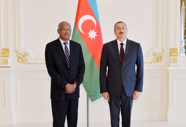 Президент Азербайджана принял верительные грамоты послов Судана и Великобритании (версия 2)