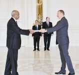 Президент Азербайджана принял верительные грамоты послов Судана и Великобритании (версия 2)