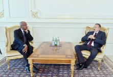 Президент Азербайджана принял верительные грамоты послов Судана и Великобритании (версия 2)
