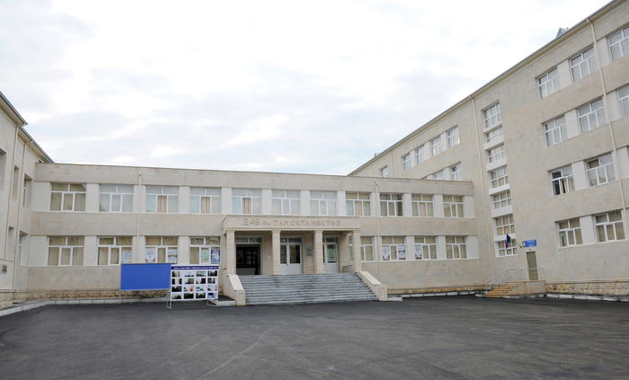 Президент Азербайджана ознакомился с состоянием зданий двух школ в Хатаинском районе Баку после реконструкции (ФОТО)