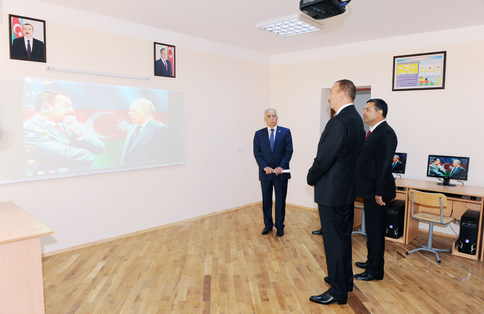 Президент Азербайджана ознакомился с состоянием зданий двух школ в Хатаинском районе Баку после реконструкции (ФОТО)