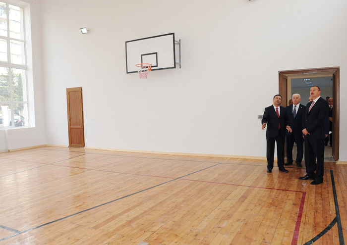 Президент Азербайджана ознакомился с состоянием зданий двух школ в Хатаинском районе Баку после реконструкции (ФОТО)