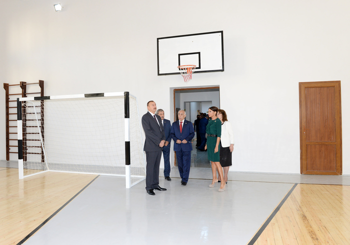 Президент Азербайджана и его супруга приняли участие в открытии школы в Ясамальском районе Баку после реконструкции (ФОТО)