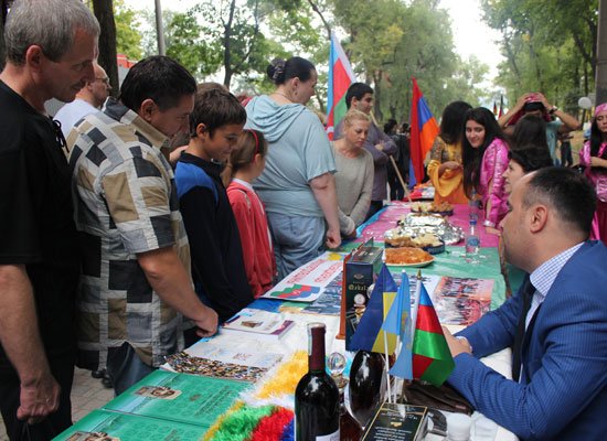 Азербайджанская молодежь представила национальную культуру в День города Днепропетровска (фото)