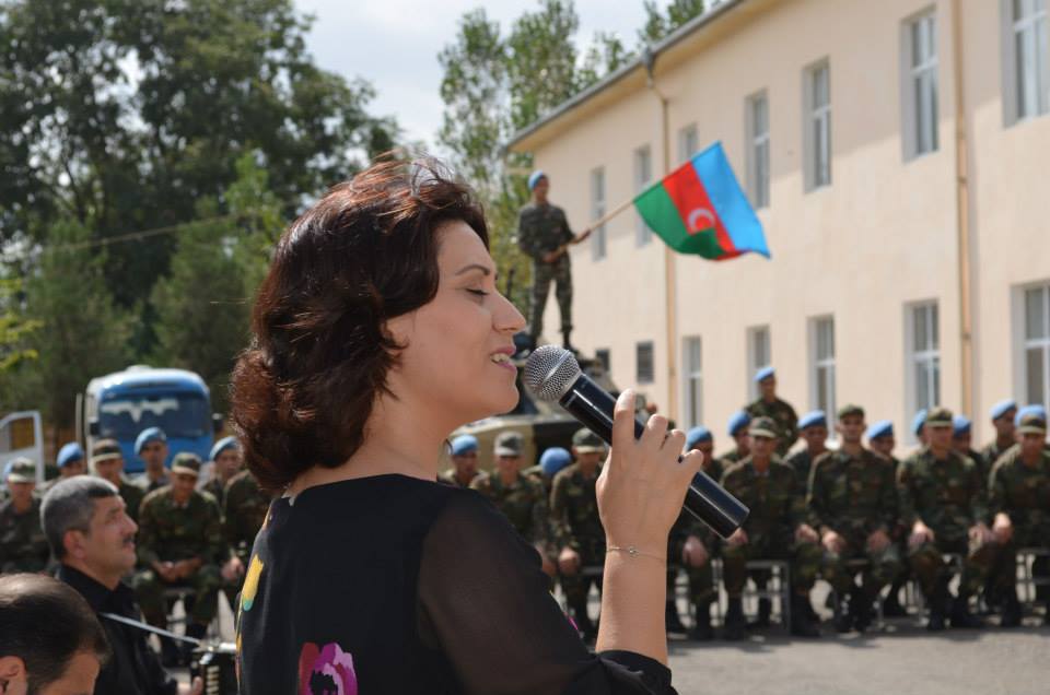 Азерин выступила перед солдатами с концертом, посвященным Дню национальной музыки (фото)