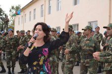 Азерин выступила перед солдатами с концертом, посвященным Дню национальной музыки (фото)
