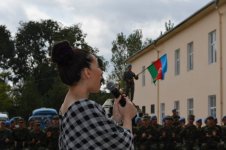 Азерин выступила перед солдатами с концертом, посвященным Дню национальной музыки (фото)