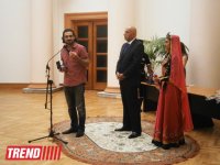 В Азербайджане театральным деятелям вручены почетные нагрудные знаки (ФОТО)