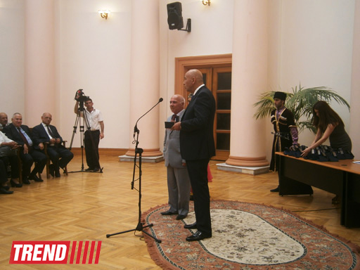 В Азербайджане театральным деятелям вручены почетные нагрудные знаки (ФОТО)