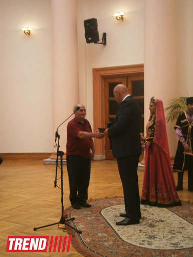 В Азербайджане театральным деятелям вручены почетные нагрудные знаки (ФОТО)