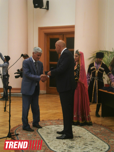 В Азербайджане театральным деятелям вручены почетные нагрудные знаки (ФОТО)