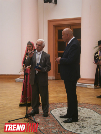 В Азербайджане театральным деятелям вручены почетные нагрудные знаки (ФОТО)