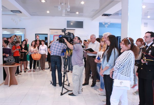 В Баку открылась выставка "Путешествие во времени" (фото)