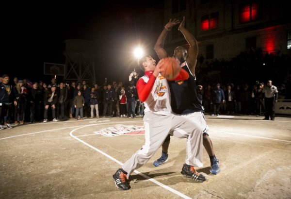 Азербайджанский спортсмен принял участие в "Битве королей" в тюрьме Алькатрас (фото)