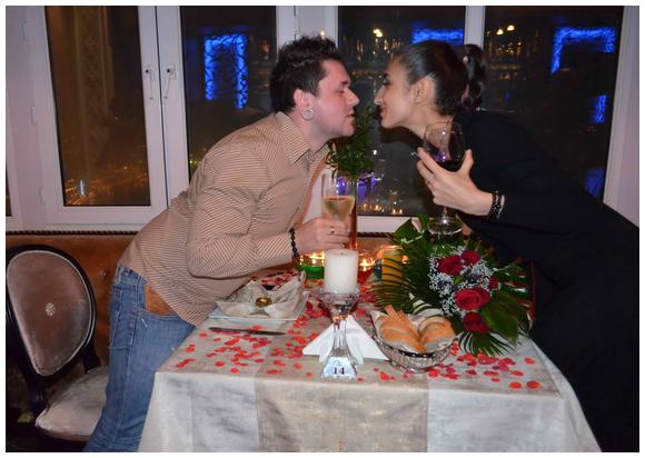 Украинский режиссер сделал любимой предложение в самом необычном ресторане Баку (фото)