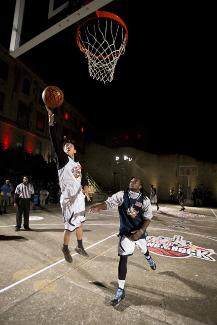 Азербайджанский спортсмен принял участие в "Битве королей" в тюрьме Алькатрас (фото)