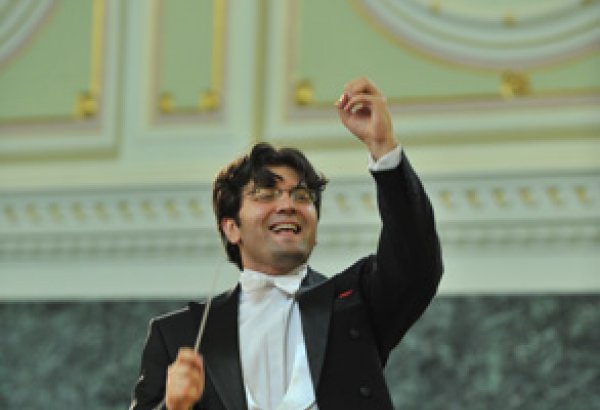 Эйюб Гулиев выступил на закрытии фестиваля "Бархатный сезон": публика аплодировала стоя