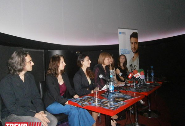 Оригинальность и смелость идей: показ в Баку спектакля "Животные и дети занимают улицы" (фото)