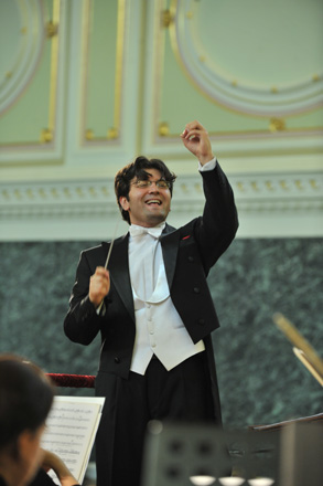 Эйюб Гулиев выступил на закрытии фестиваля "Бархатный сезон": публика аплодировала стоя