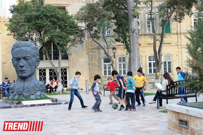 Алиага Вахид и детский футбол в Ичери Шехер (фотосессия)