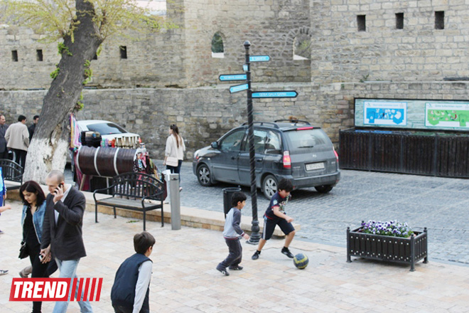 Алиага Вахид и детский футбол в Ичери Шехер (фотосессия)