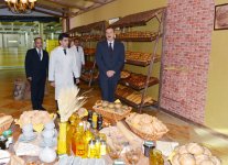 Президент Азербайджана принял участие в открытии хлебозавода и парка в Хатаинском районе Баку (ФОТО)