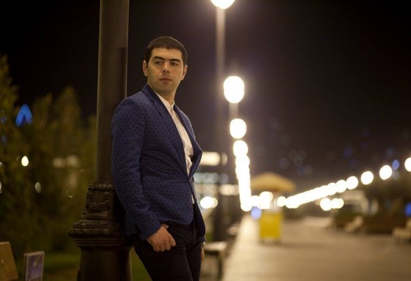 Победитель "Azəristar" Эльшан Джафарзаде реализует проект "Sev demə" (видео)