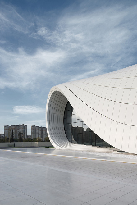 Новая фотосессия здания Центра Гейдара Алиева