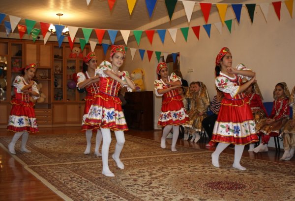 В одном из детских домов Баку преподают русский язык и изобразительное искусство (ФОТО)